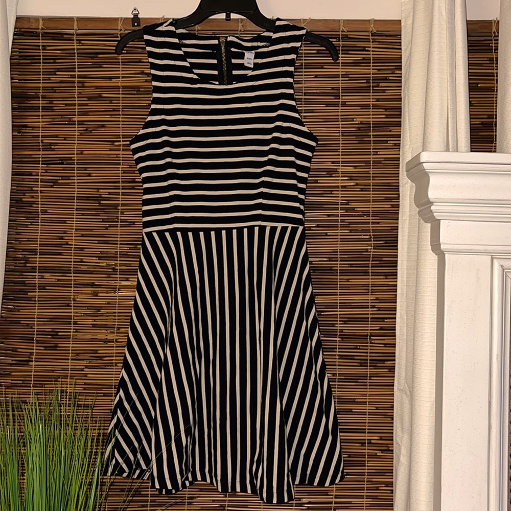 Striped stretchy Old Navy Skater dress 🦓🍨